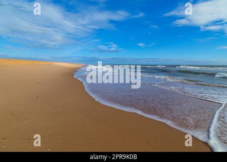 Leerer Strand in Albufeira Stockfoto
