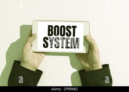 Konzeptionelles Display Boost-System. Geschäftsidee Rejuvenate Upgrade stärken Be Healther ganzheitlicher Ansatz Geschäftsfrau hält Handy und präsentiert wichtige Informationen. Stockfoto