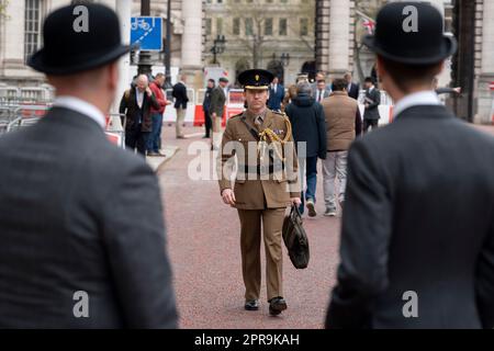 Zehn Tage vor der Krönung von König Karl III. Die Reihen der Streitkräfte unter der Leitung von Generalmajor Christopher Ghika, General Officer der Haushaltsabteilung und Chefschlichter der Zeremoniallehre in der britischen Armee (nicht abgebildet), Machen Sie einen Spaziergang und planen Sie die feierliche Prozessionsroute von Westminster Abbey zum Buckingham Palace am 26. April 2023 in London, England. Stockfoto