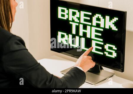 Textüberschrift „Break the Rules“. Das Wort für Veränderungen machen alles anders Rebellion-Reform-Geschäftsfrau zeigt auf wichtige Verärgerung mit einem Finger am Computer. Stockfoto