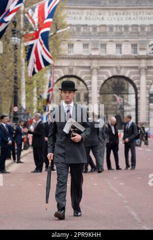 Zehn Tage vor der Krönung von König Karl III. Die Reihen der Streitkräfte unter der Leitung von Generalmajor Christopher Ghika, General Officer der Haushaltsabteilung und Chefschlichter der Zeremoniallehre in der britischen Armee (nicht abgebildet), Machen Sie einen Spaziergang und planen Sie die feierliche Prozessionsroute von Westminster Abbey zum Buckingham Palace am 26. April 2023 in London, England. Stockfoto