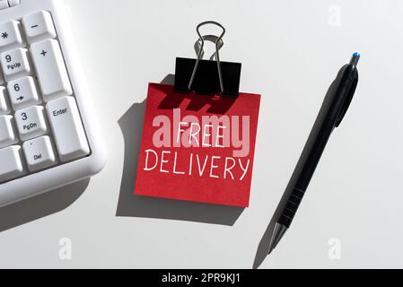 Handschriftliches Schild „Free Delivery“. Word for Shipping Package Cargo Courier Distribution Center Fragile wichtige Mitteilungen, die auf einem Notizzettel mit Stift und Tastatur verfasst sind Stockfoto