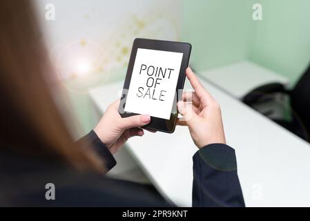 Text für Point of Sale wird geschrieben. Unternehmensübersicht Zahlungsweise mit Debit- oder Kreditkarten Geschäftsfrau, die ein Tablet mit wichtigen Informationen besitzt. Stockfoto