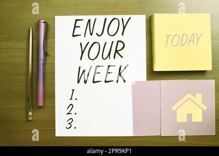 Schild mit der Aufschrift „Enjoy your Week“ Internetkonzept die besten Wünsche für den Beginn der Wochentage haben großartige Tage wichtige Nachrichten auf Papier und Haftnotizen auf dem Schreibtisch. Stockfoto