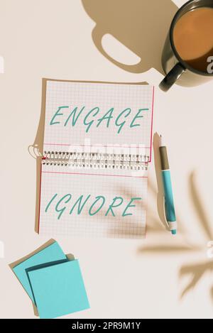 Konzeptionelle Beschriftung Engage Ignore. Wort geschrieben auf Silent Treatment Manipulative Punishment schmollend Shunning Notizbuch mit neuen Ideen auf beiden Seiten auf dem Schreibtisch mit Kaffee, Stift und Notizen. Stockfoto