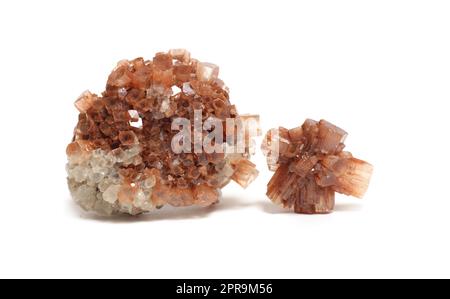 Chakrastein-Aragonit-Karbonat-Kristall, isoliert auf weißem Hintergrund Stockfoto