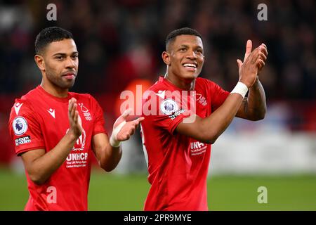 Renan Lodi vom Nottingham Forest und Danilo vom Nottingham Forest feiern den Sieg beim Premier League-Spiel zwischen Nottingham Forest und Brighton und Hove Albion am City Ground, Nottingham, am Mittwoch, den 26. April 2023. (Foto: Jon Hobley | MI News) Guthaben: MI News & Sport /Alamy Live News Stockfoto