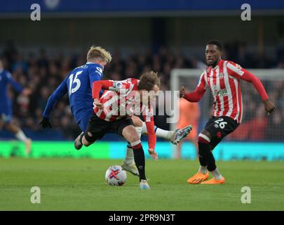 London, Großbritannien. 26. April 2023. Mykhaylo Mudryk von Chelsea kämpft während des Spiels Chelsea gegen Leeds United Premier League auf der Stamford Bridge gegen Mikkel Damsgaard vom FC Brentford, London Credit: MARTIN DALTON/Alamy Live News Stockfoto