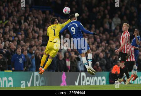 London, Großbritannien. 26. April 2023. David Raya vom FC Brentford hält Pierre-Emerick Aubameyang von Chelsea während des Spiels Chelsea gegen Leeds United Premier League auf der Stamford Bridge in London. Gutschrift: MARTIN DALTON/Alamy Live News Stockfoto