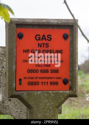 Markierung, die die Position einer NTS-Hochdruck-Gasleitung (National Transmission System) angibt, die eine große Gasleitung unter der Oberfläche in Oxfordshire, Großbritannien, hat. Stockfoto