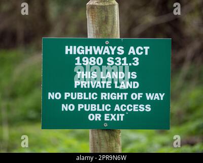 Highways Act 1980 S31.3 This Land is Private Land..." Schild auf einem Baum neben einem öffentlichen Wanderweg in der Nähe von Henley-on-Thames, Oxfordshire, England. Stockfoto