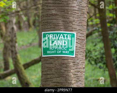 „Private Land No Public Way“-Schild auf einem Baum neben einem öffentlichen Wanderweg in der Nähe von Henley-on-Thames, Oxfordshire, England. Stockfoto