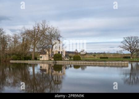 Der Ziertempel auf Temple Island, einem eyot in der Themse nördlich von Henley-on-Thames, Oxfordshire, Großbritannien, ist aus der Vogelperspektive zu sehen. Stockfoto