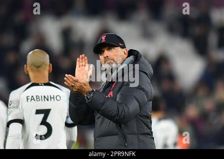 Liverpool Manager Jurgen Klopp applaudiert den Fans nach dem Spiel der Premier League zwischen West Ham United und Liverpool im London Stadium in Stratford am Mittwoch, den 26. April 2023. (Foto: Ivan Yordanov | MI News) Guthaben: MI News & Sport /Alamy Live News Stockfoto