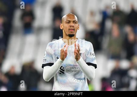 Fabinho von Liverpool applaudiert den Fans nach dem Spiel der Premier League zwischen West Ham United und Liverpool im London Stadium in Stratford am Mittwoch, den 26. April 2023. (Foto: Ivan Yordanov | MI News) Guthaben: MI News & Sport /Alamy Live News Stockfoto