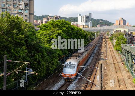 Taiwan 14. Juli 2022: Zug, der die Stadt im Bezirk Yingge passiert Stockfoto