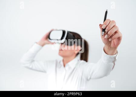 Frau Trägt Eine Vr-Brille Und Zeigt Auf Aktuelle Updates Mit Pen. Geschäftsfrau Mit Einer Virtual-Reality-Brille Und Präsentation Einer Neuen Idee. Führungskraft Zeigt Verspätete Daten An. Stockfoto