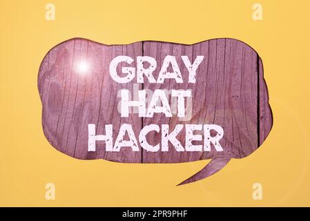 Schild mit Gray hat Hacker. Ein Wort, das über einen Computersicherheitsexperten geschrieben wurde, der manchmal gegen Gesetze verstößt, gekürzte Sprechblase mit wichtiger Nachricht auf dem Boden. Stockfoto