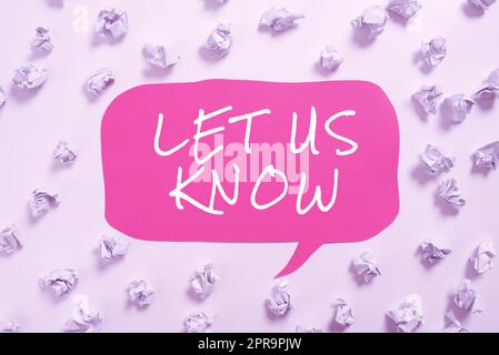 Textunterschrift präsentiert „Teilen Sie uns mit“. Wort für Information in einer Situation Kontakt halten um Rat zu fragen Papierpapiere um die Sprechblase mit wichtigen Informationen gelegt. Stockfoto