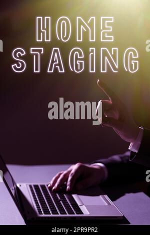 Text mit Inspiration Home Staging. Business Showcase Act zur Vorbereitung einer Privatwohnung für den Verkauf auf dem Markt Mann, der auf dem Laptop tippt, und Frau, die mit einem Finger auf wichtige Nachrichten zeigt. Stockfoto