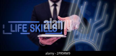 Handschrift Schild Life Skills. Das Wort, das darauf geschrieben wurde, ist notwendig oder wünschenswert, volle Beteiligung am alltäglichen Geschäftsmann im Anzug, der eine Hand offen hält, symbolisiert erfolgreiche Teamarbeit. Stockfoto