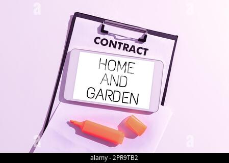 Textbeschriftung für Haus und Garten. Wort über Garten- und Hausaktivitäten Hobbys Landwirtschaft Tablet mit wichtiger Botschaft über Marker, Klemmbrett und Blatt Papier. Stockfoto