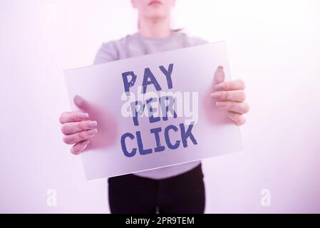 Handschriftliches Schild „Pay per Click“. Geschäftsansatz Internet Advertising Model Search Engine Marketingstrategie Geschäftsfrau mit leerem Plakat und Werbung für das Unternehmen. Stockfoto
