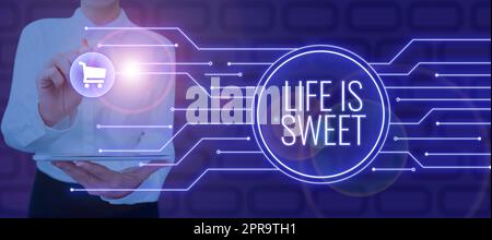 Textzeichen mit „Life is Sweet“. Geschäftskonzept Zufriedenheit die gute Seite der Veranstaltungen sehen Motivation Inspiration Geschäftsmann im Anzug hält Notizblock, der erfolgreiche Teamarbeit symbolisiert. Stockfoto