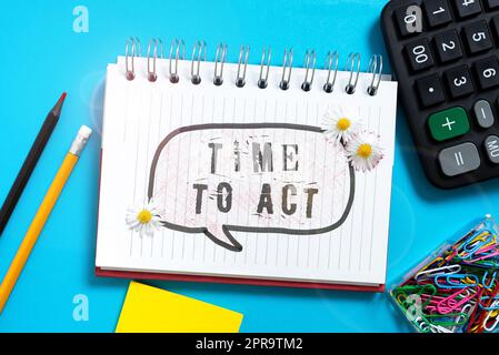 Schreiben mit Anzeige von Text Time To Act. Wort für Jetzt handeln sofort reagieren etwas muss erledigt werden Sprechblase mit neuen Ideen mit Blumen auf dem Notebook. Stockfoto