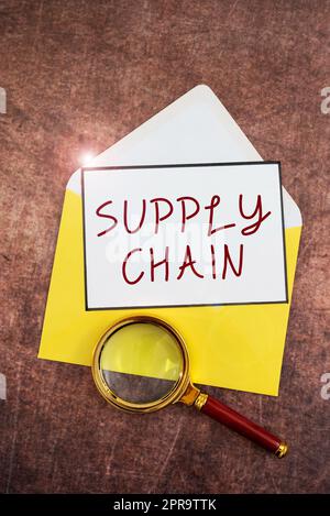 Handgeschriebenes Schild Supply Chain. Ein Wort über das Organisations- und Prozesssystem vom Lieferanten bis zum Verbraucher, eine Gedankenblase mit Umschlag und Vergrößerungsglas, die eine wichtige Botschaft darstellt. Stockfoto