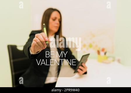 Handschriftlich auf dem Schild Be My Valentine. Internetkonzept Vorschlag für ein Date am 14. Februar romantische Gefühle Geschäftsfrau, die Tablet am Schreibtisch hat und mit Pen auf neue Ideen zeigt. Stockfoto