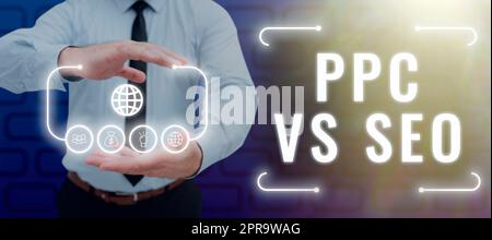 Textzeichen mit PPC vs. Seo. Wort geschrieben über Pay per Click im Vergleich zu Suchmaschinenoptimierungsstrategien Mann mit futuristischem Rahmen in den Händen zeigt Digital Display of S. Stockfoto