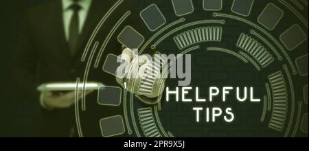 Textbeschriftung mit hilfreichem Tipp S ist. Das Wort für „Fragen Sie einen Experten“, Tipps und Hinweise die beratende Warnfrau im Anzug, die den Stift hält und die erfolgreiche Teamarbeit symbolisiert. Stockfoto