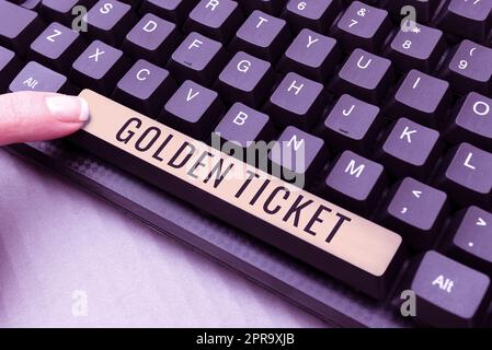 Inspiration mit Schild Golden Ticket. Konzeptfoto Rain Check Access VIP Passport Box Office Seat Event -48797 Stockfoto