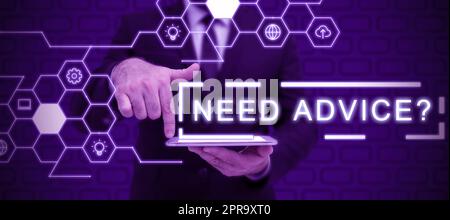 Schreiben, in dem Text angezeigt wird Hinweisfrage erforderlich. Ein Wort dafür, jemanden zu fragen, ob er Empfehlungen oder Anleitung für einen Geschäftsmann im Anzug möchte, der einen Notizblock hält, der eine erfolgreiche Teamarbeit symbolisiert. Stockfoto