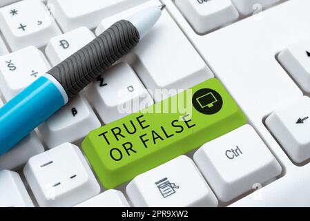 Textzeichen mit „wahr“ oder „falsch“. Geschäftskonzept Entscheiden Sie sich zwischen einer Tatsache oder einer Lüge Zweifel Verwirrung -49151 Stockfoto