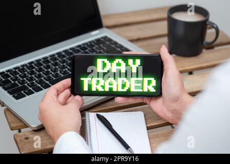 Handgeschriebenes Schild Day Trader. Geschäftsübersicht Eine Person, die Finanzinstrumente innerhalb eines Tages kauft und verkauft, eine Geschäftsfrau, die ein Mobiltelefon mit einer wichtigen Nachricht in der Hand hält. Stockfoto