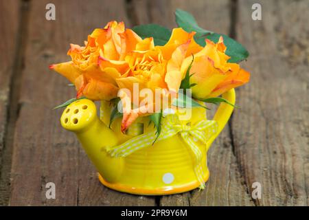 Orangefarbene Rosen in einer Vase Stockfoto