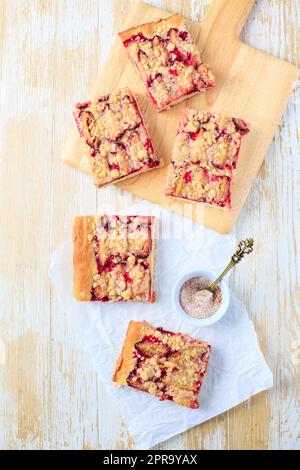 Hausgemachter Pflaumenkuchen mit Hefeteig und Krümeln Stockfoto