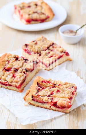 Hausgemachter Pflaumenkuchen mit Hefeteig und Krümeln Stockfoto