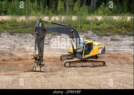 Bagger gräbt den Boden Stockfoto