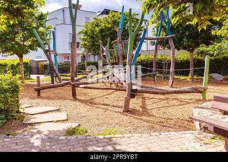 Leerer öffentlicher Spielplatz an sonnigen Tagen Stockfoto