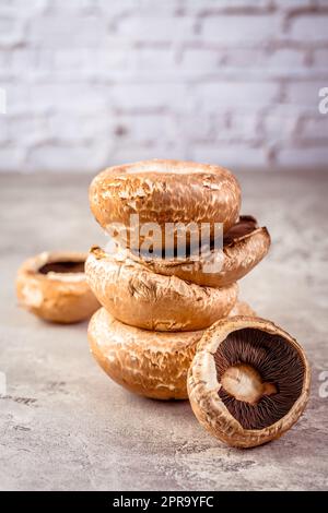 Rohe portobello-Pilze auf dem Küchentisch Stockfoto