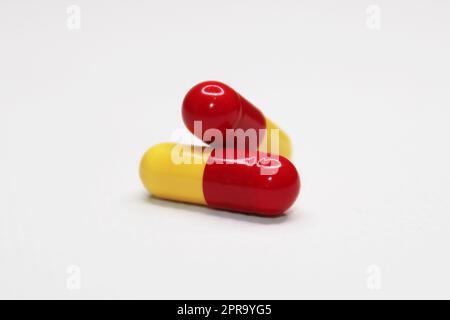 Zwei Arzneimittelkapseln Nahaufnahme auf einem hellen Hintergrund. Gesundheitskonzept Stockfoto