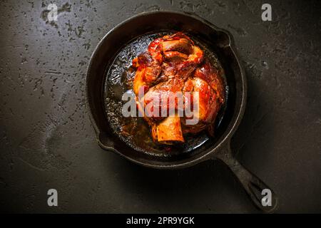 Traditionelle deutsche Küche - Schweinshaxe (Schweinshaxe) Stockfoto