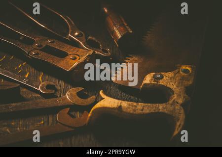 Sammlung alter Tischlerwerkzeuge auf einer alten Werkbank: Holzbearbeitung, Handwerkskunst Stockfoto