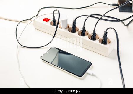 Viele Ladegeräte werden an mehrere Steckdosen angeschlossen Stockfoto