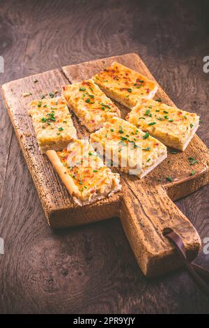 Zwiebelkuchen – hausgemachte, herzhafte deutsche Zwiebelkuchen oder gedünstete Zwiebelkuchen mit Speck Stockfoto