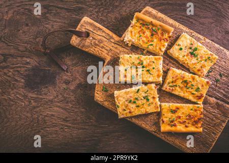 Zwiebelkuchen – hausgemachte, herzhafte deutsche Zwiebelkuchen oder gedünstete Zwiebelkuchen mit Speck Stockfoto