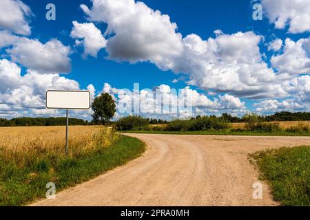 Eine Landstraße teilt sich in zwei Straßen, die eine Entscheidung erfordern Stockfoto